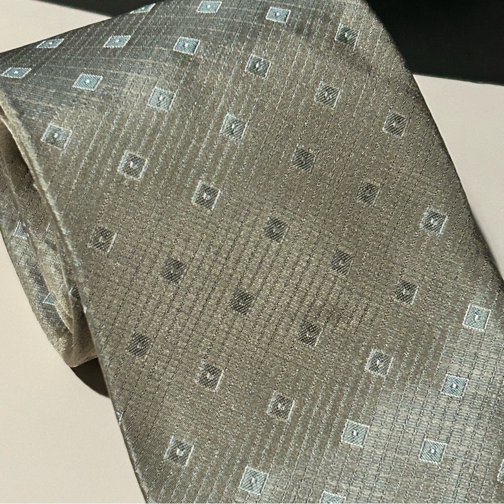 Calvin Klein Collection 100% Silk Tan Geometric 58” Men’s Tie - Picture 2 of 3